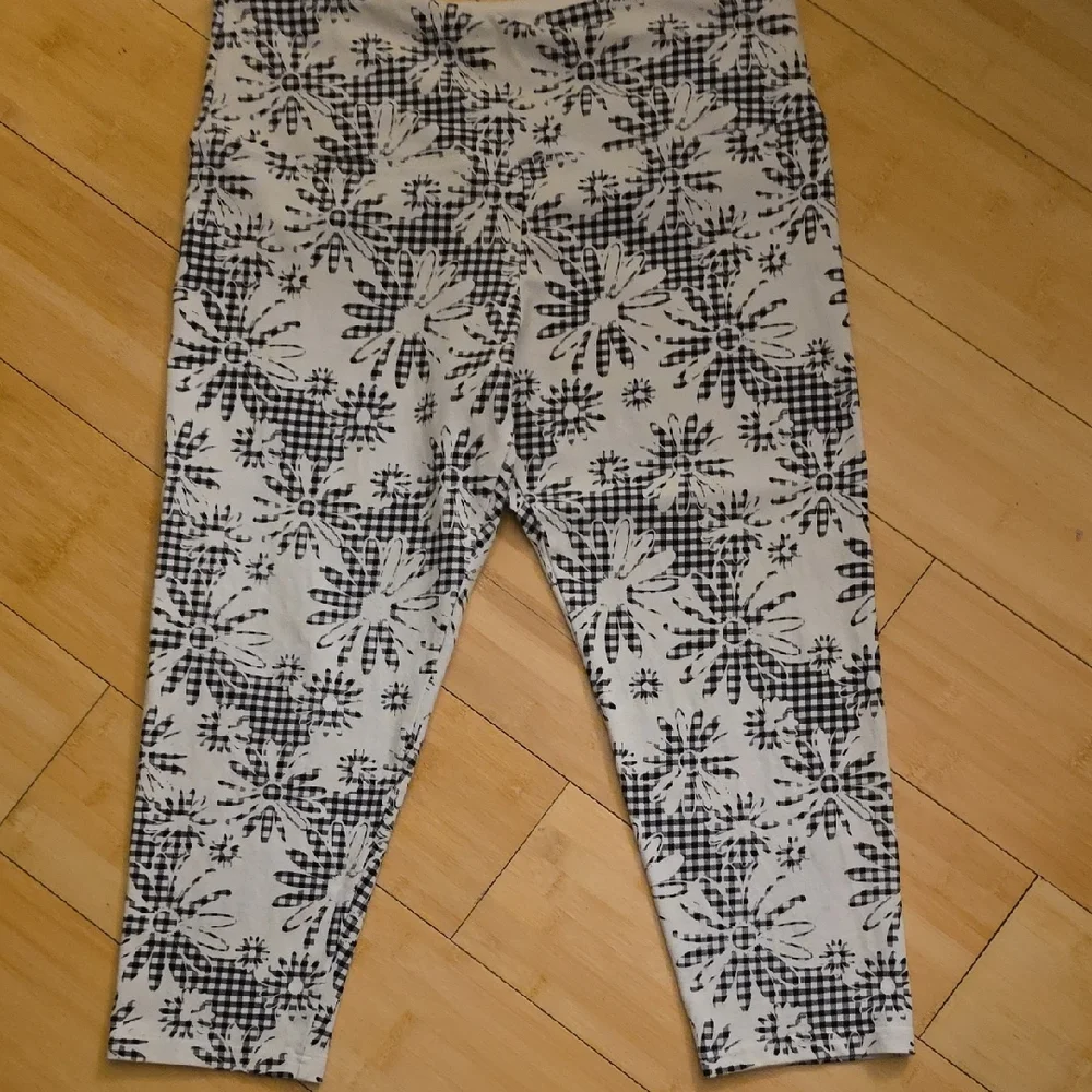 2 Pairs of Suavé Women's Capri Leggings - Picture 3 of 3